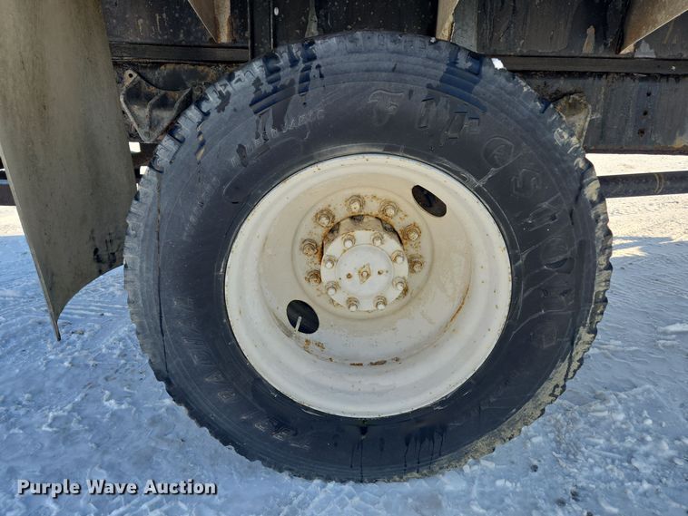 image for item EC3967 1994 International 4900 fertilizer delivery truck