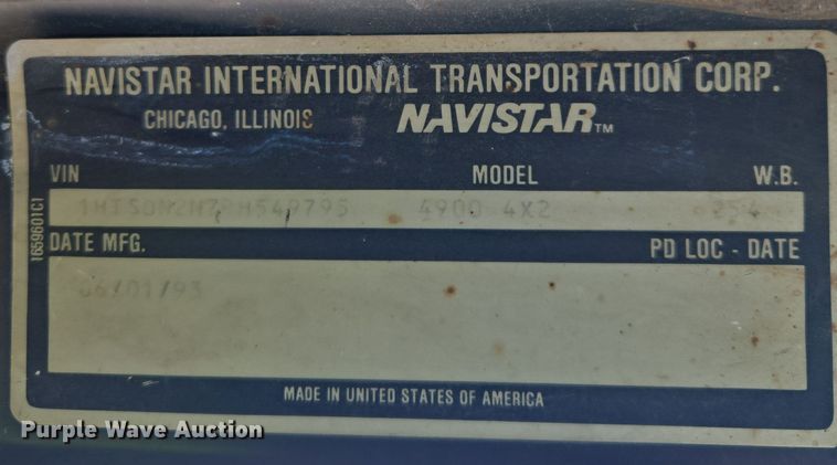 image for item EC3967 1994 International 4900 fertilizer delivery truck