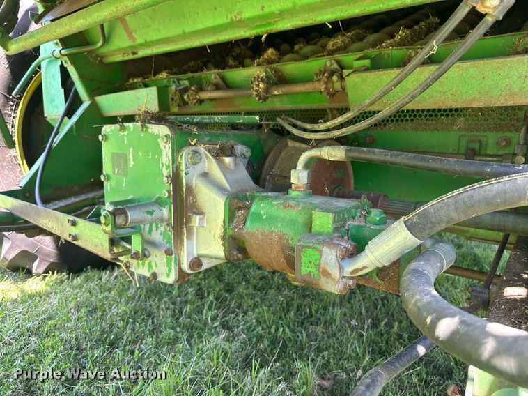image for item EF2995 1994 John Deere 9600 combine