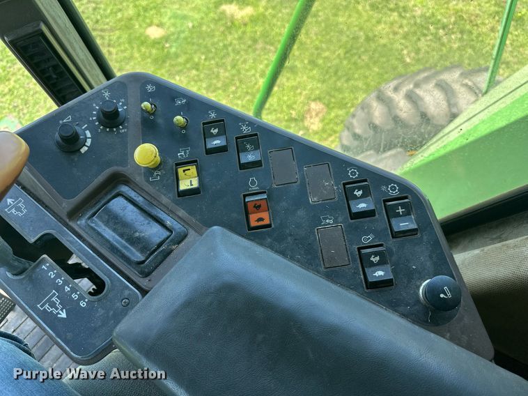 image for item EF2995 1994 John Deere 9600 combine