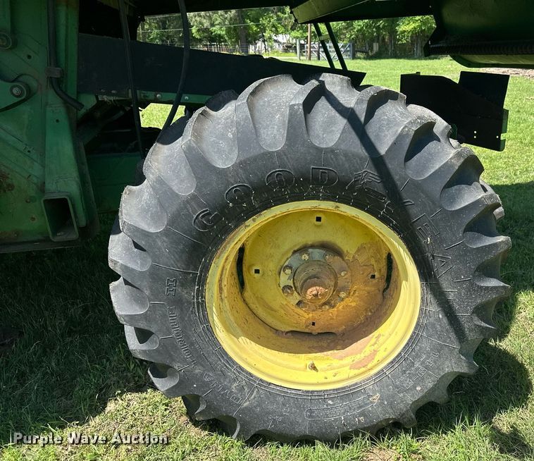 image for item EF2995 1994 John Deere 9600 combine