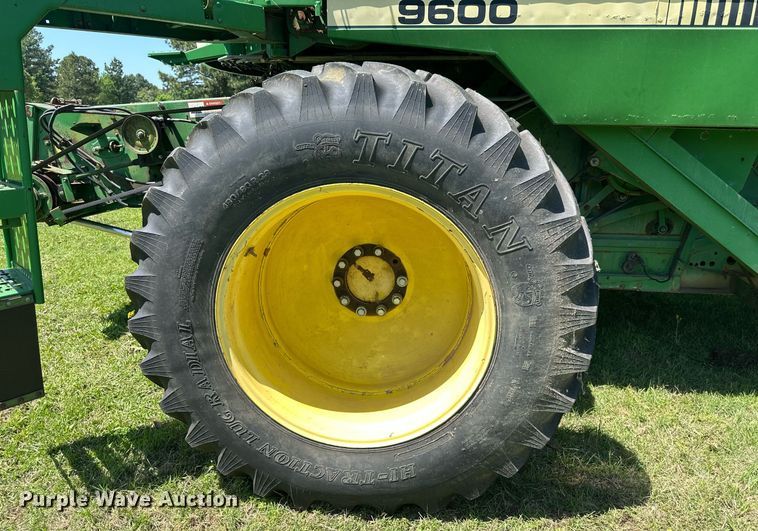 image for item EF2995 1994 John Deere 9600 combine