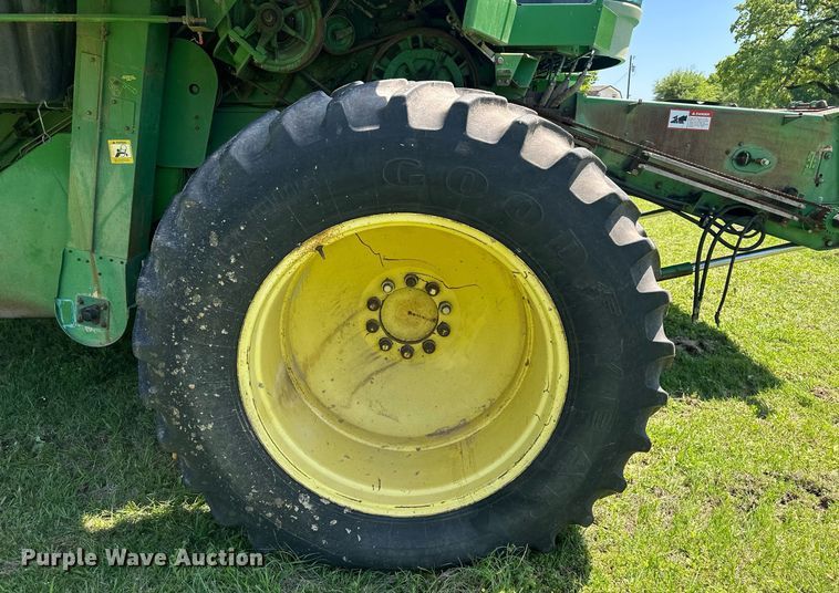 image for item EF2995 1994 John Deere 9600 combine