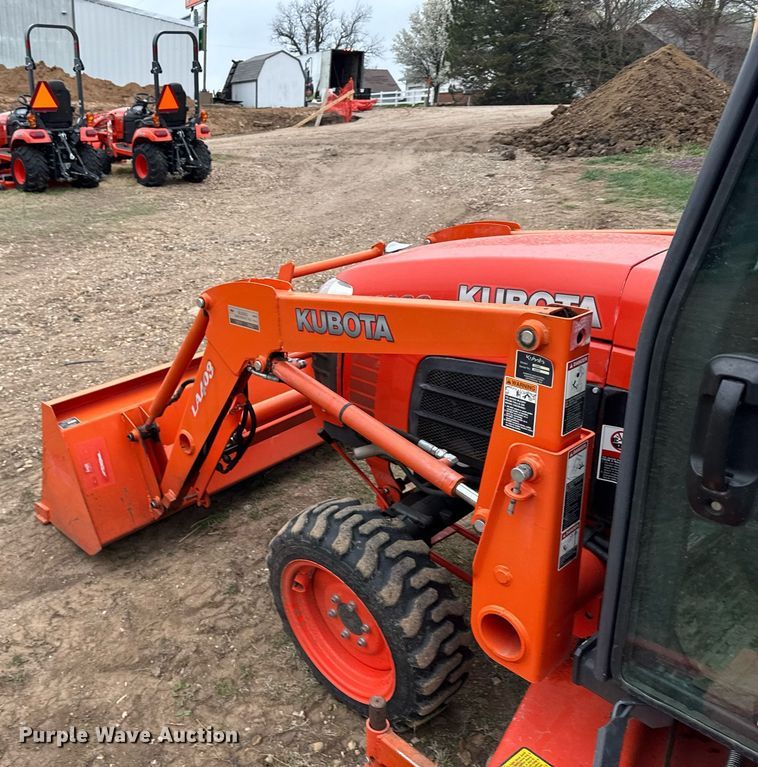image for item EG6264 2012 Kubota B3000HSD MFWD tractor