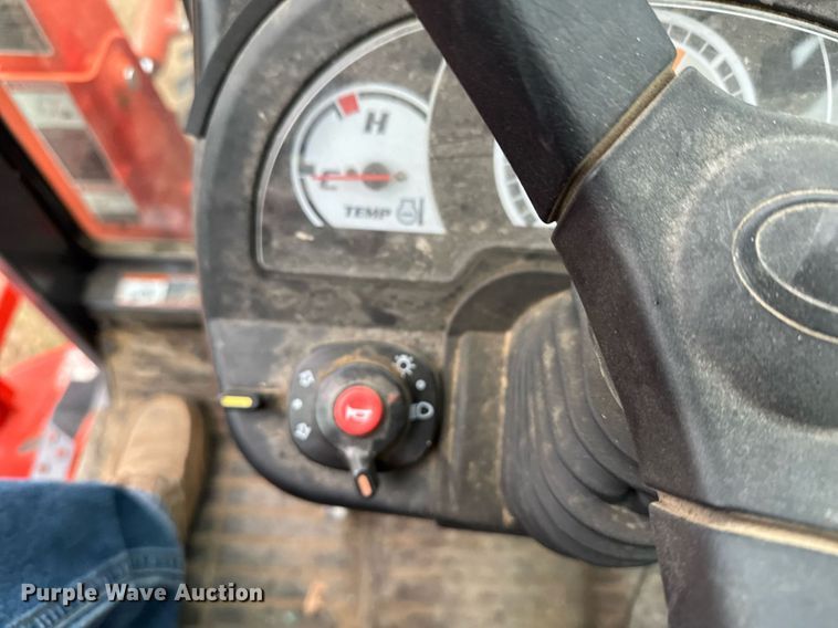 image for item EG6264 2012 Kubota B3000HSD MFWD tractor