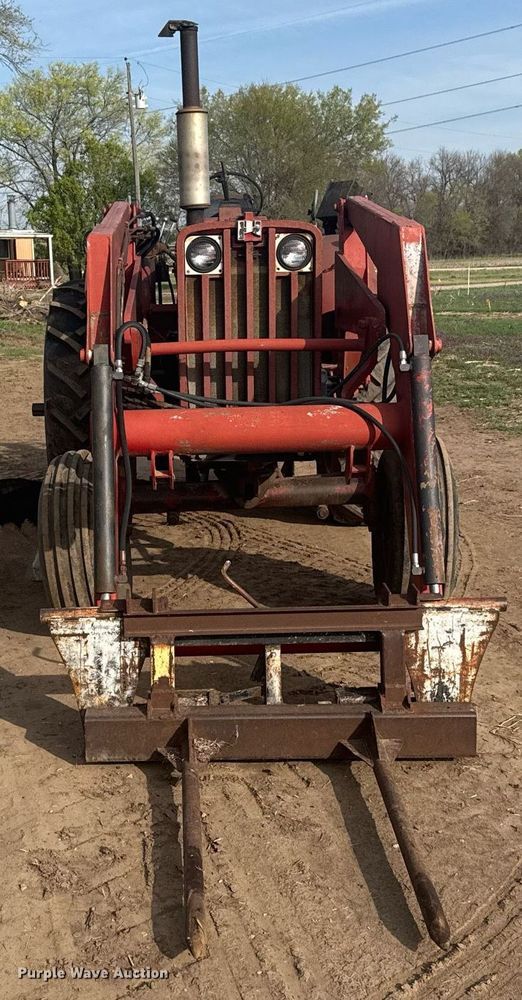 image for item EG6342 1967 International 806 tractor