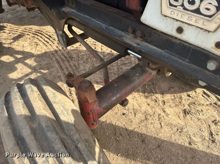 image for item EG6342 1967 International 806 tractor