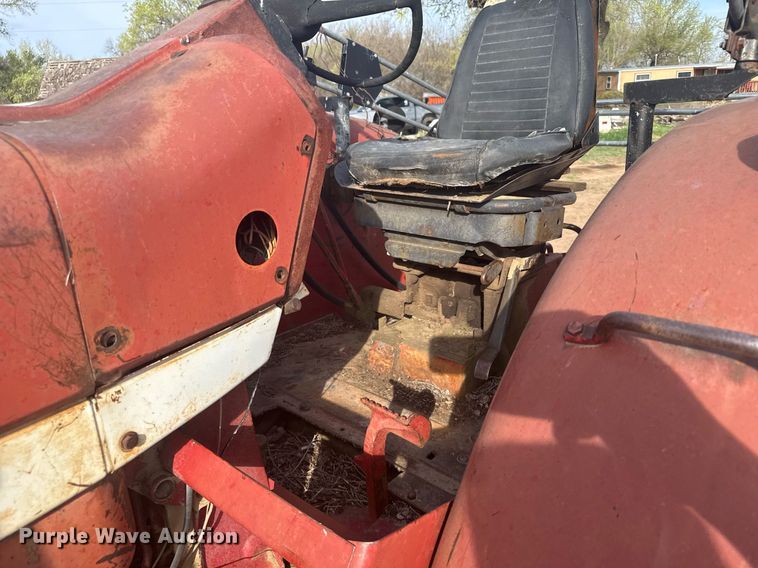 image for item EG6342 1967 International 806 tractor