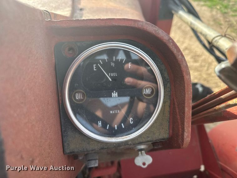 image for item EG6342 1967 International 806 tractor