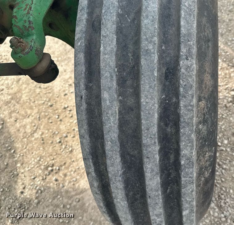 image for item EG6346 1981 John Deere 4240 tractor