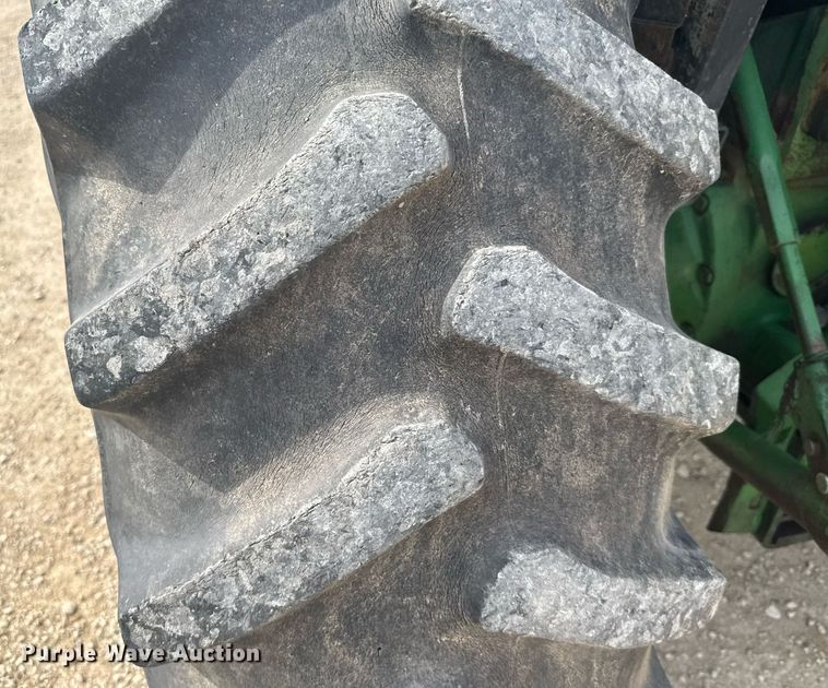 image for item EG6346 1981 John Deere 4240 tractor