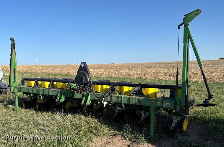 image for item EG6355 1988 John Deere 7300 planter