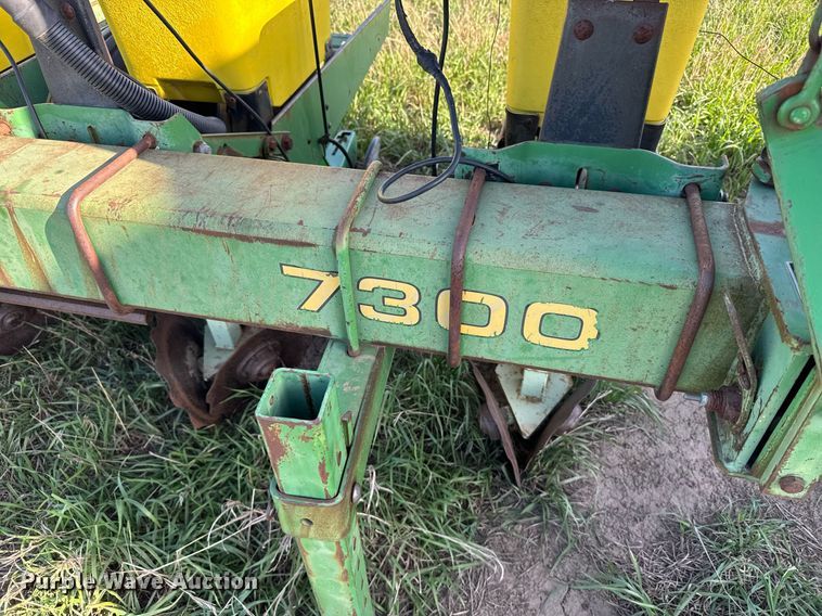 image for item EG6355 1988 John Deere 7300 planter