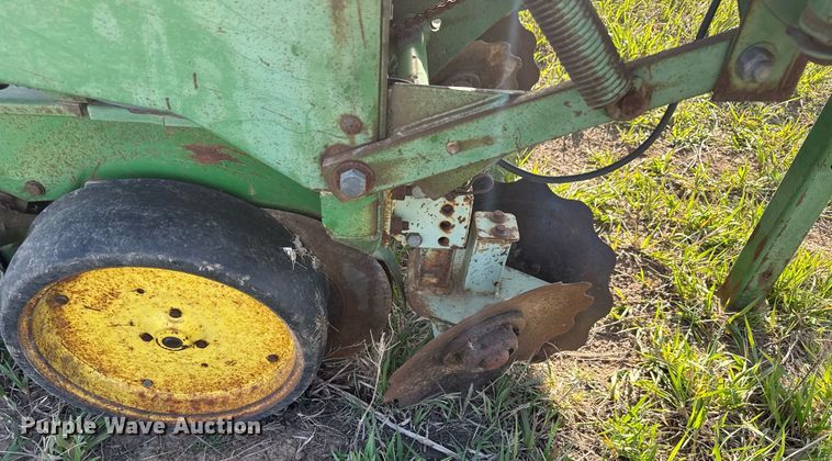 image for item EG6355 1988 John Deere 7300 planter