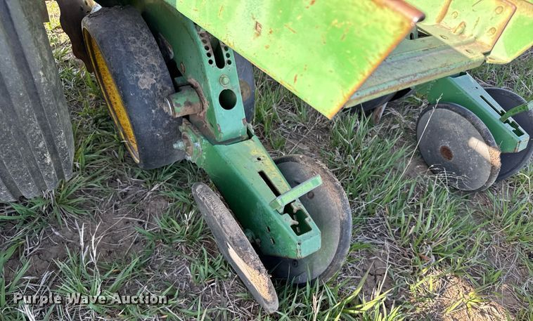 image for item EG6355 1988 John Deere 7300 planter