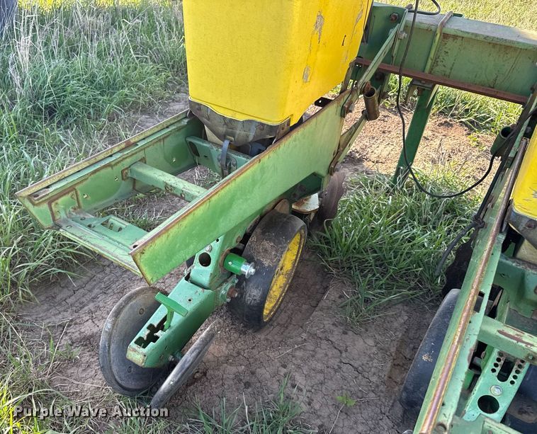 image for item EG6355 1988 John Deere 7300 planter
