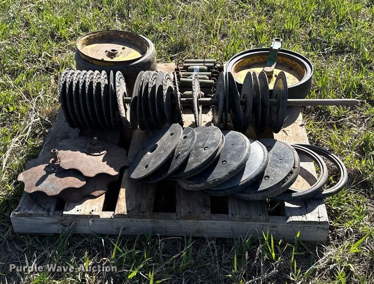 image for item EG6355 1988 John Deere 7300 planter