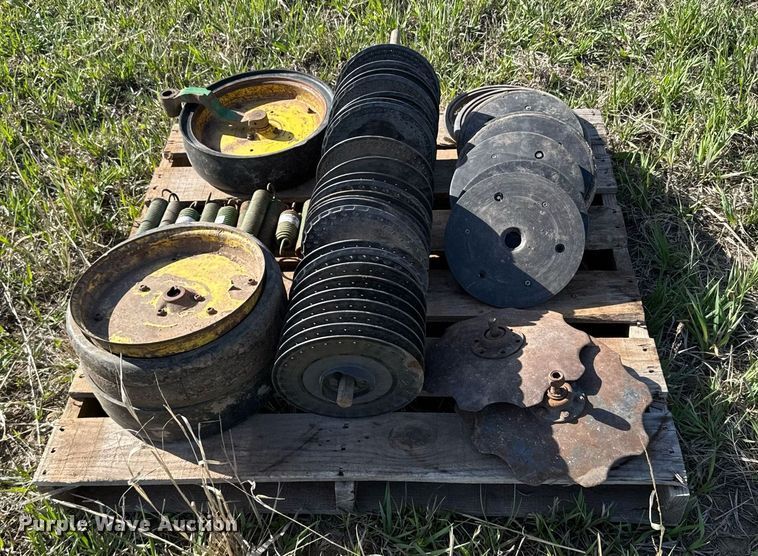 image for item EG6355 1988 John Deere 7300 planter