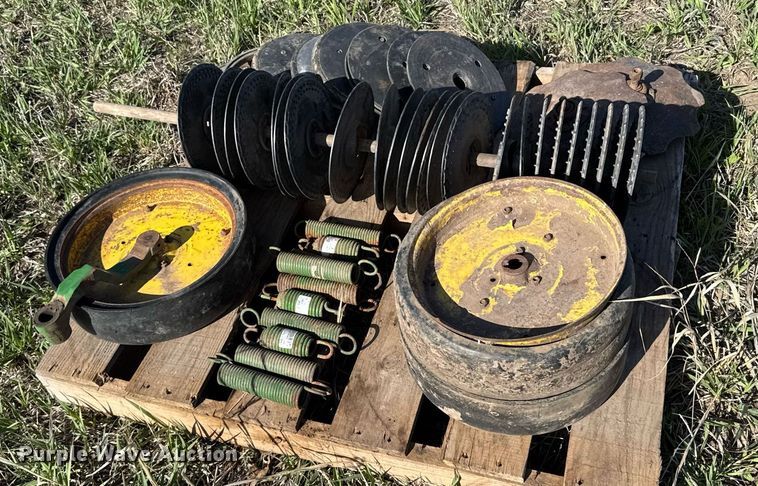 image for item EG6355 1988 John Deere 7300 planter