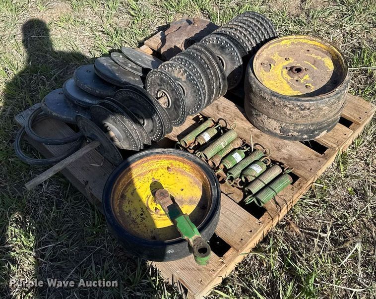 image for item EG6355 1988 John Deere 7300 planter