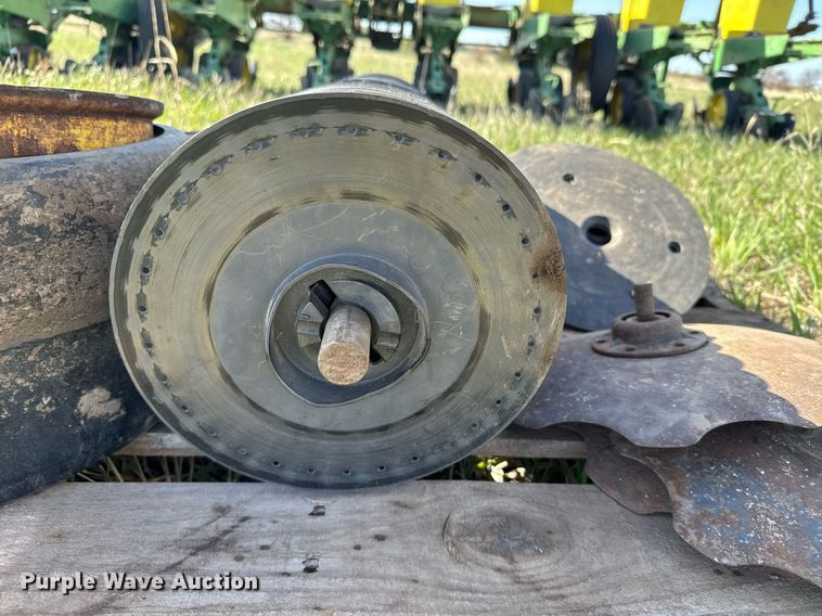 image for item EG6355 1988 John Deere 7300 planter