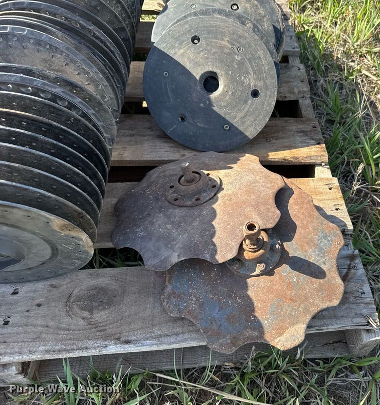 image for item EG6355 1988 John Deere 7300 planter