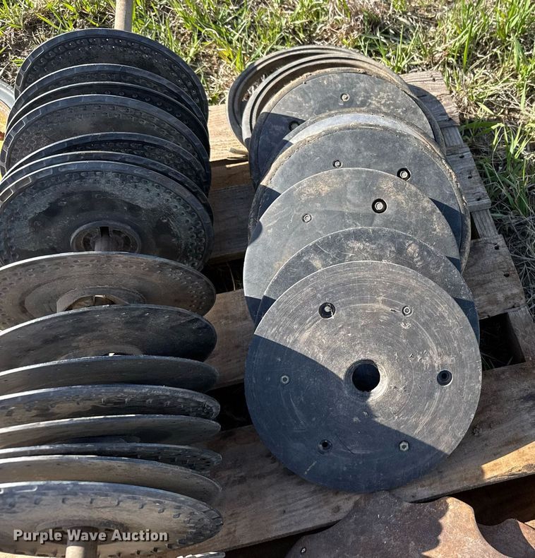 image for item EG6355 1988 John Deere 7300 planter