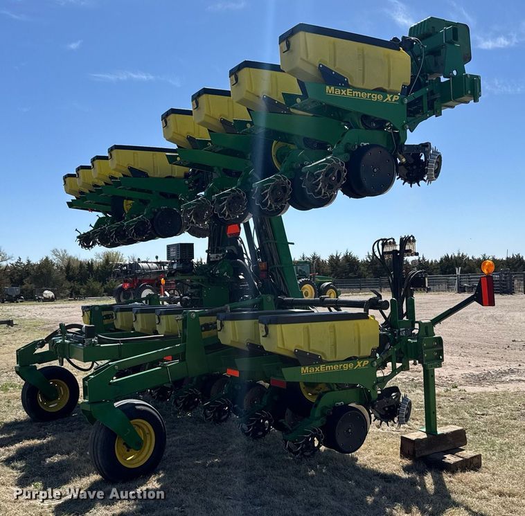 image for item EG6388 John Deere 1720 planter