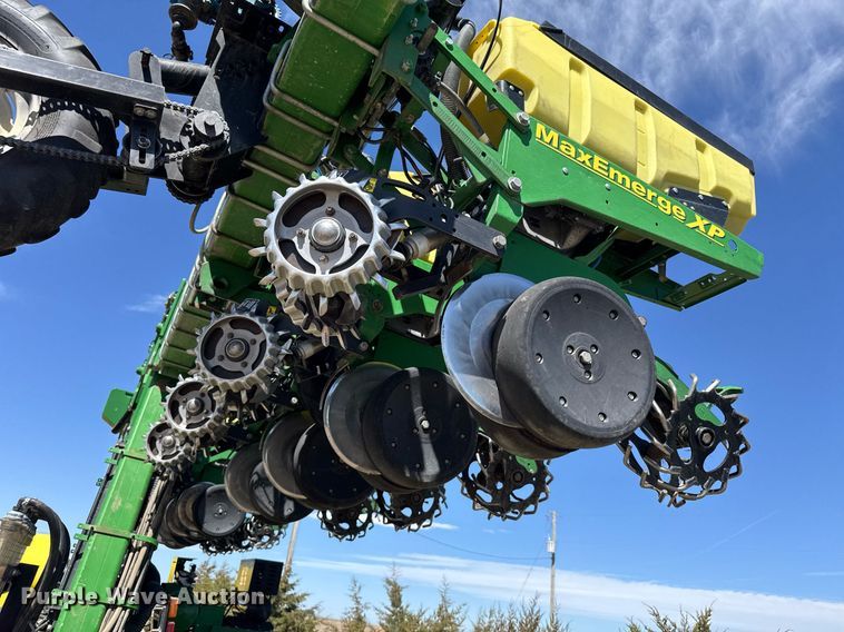 image for item EG6388 John Deere 1720 planter