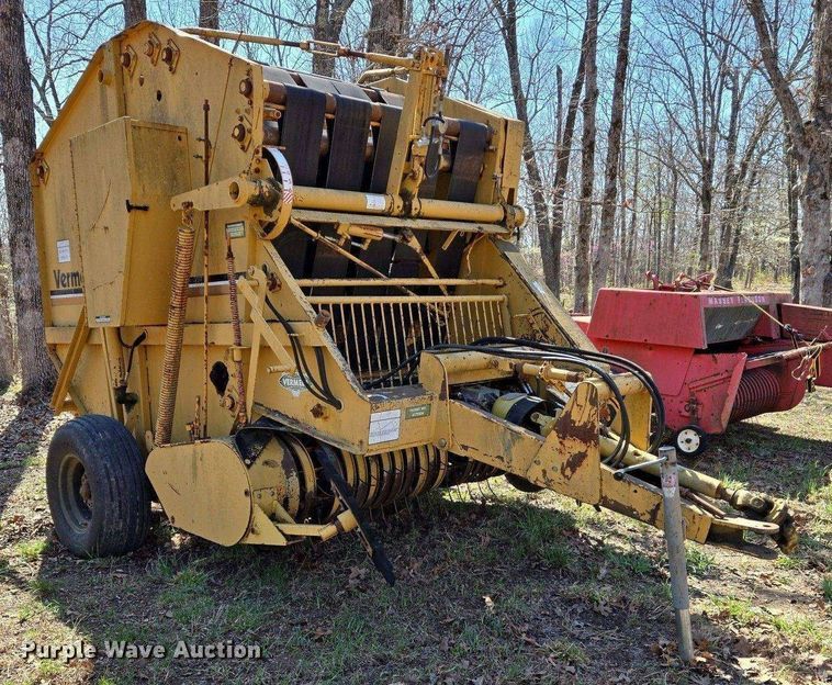 image for item EJ7417 Vermeer 605H round baler