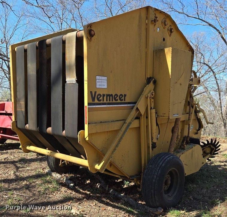 image for item EJ7417 Vermeer 605H round baler