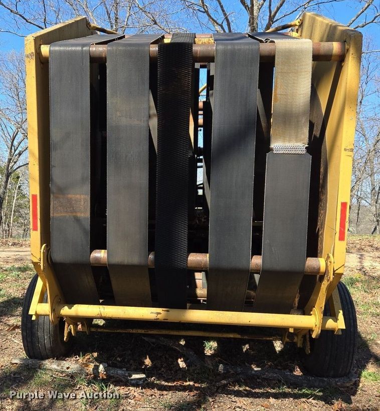 image for item EJ7417 Vermeer 605H round baler