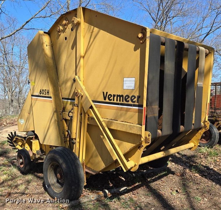image for item EJ7417 Vermeer 605H round baler