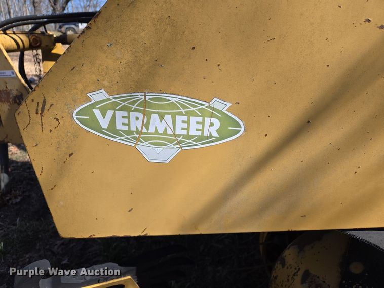 image for item EJ7417 Vermeer 605H round baler