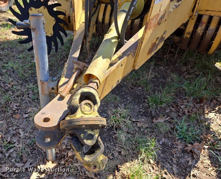 image for item EJ7417 Vermeer 605H round baler