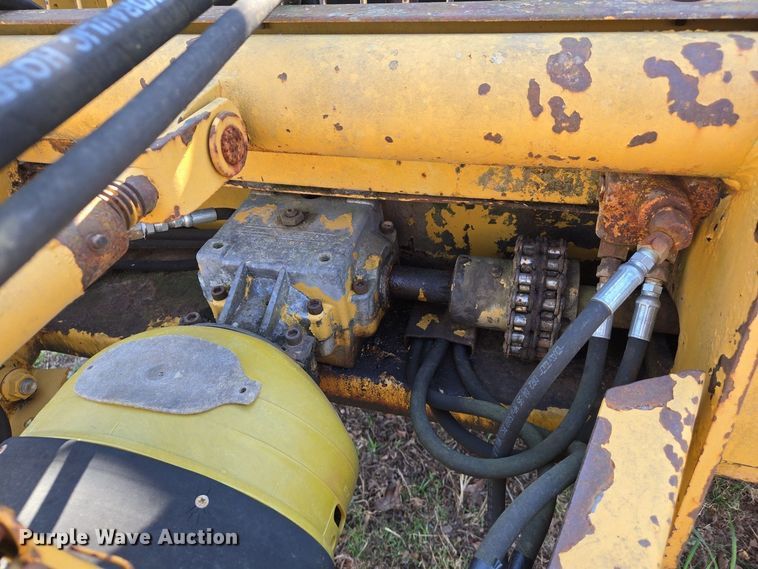 image for item EJ7417 Vermeer 605H round baler