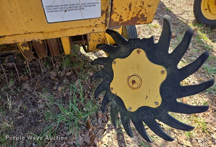 image for item EJ7417 Vermeer 605H round baler