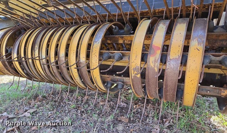 image for item EJ7417 Vermeer 605H round baler