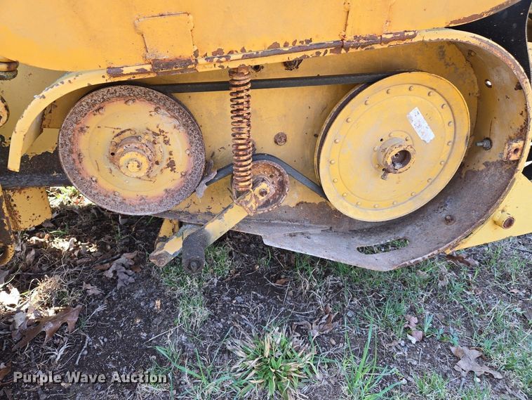 image for item EJ7417 Vermeer 605H round baler