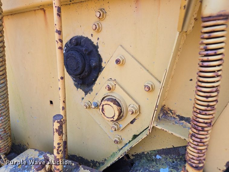 image for item EJ7417 Vermeer 605H round baler