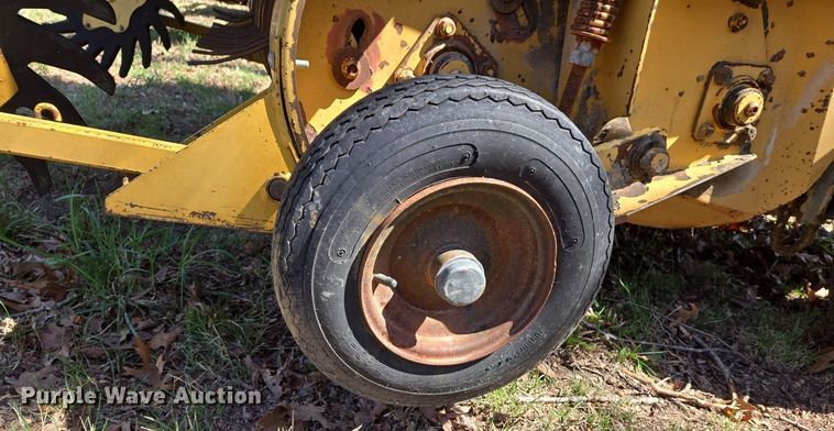 image for item EJ7417 Vermeer 605H round baler