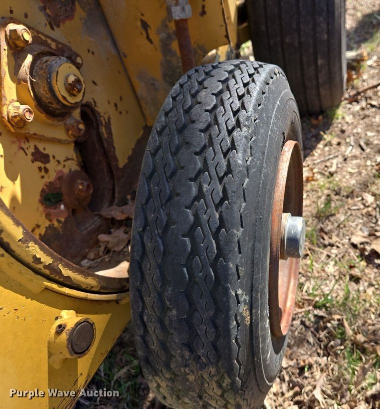 image for item EJ7417 Vermeer 605H round baler