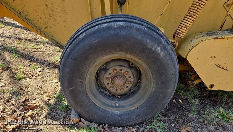 image for item EJ7417 Vermeer 605H round baler