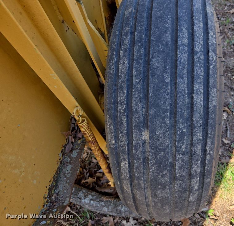 image for item EJ7417 Vermeer 605H round baler