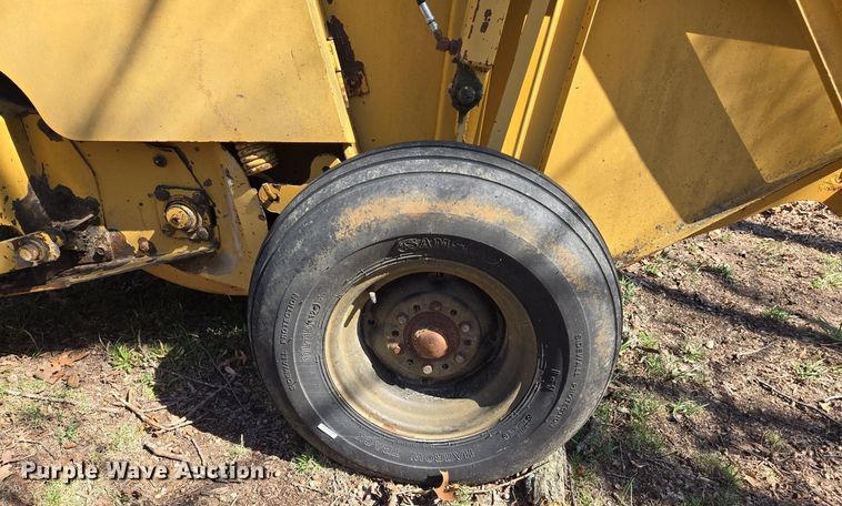 image for item EJ7417 Vermeer 605H round baler