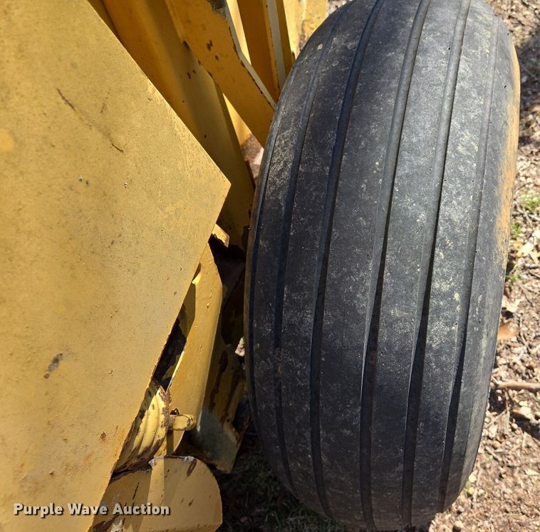 image for item EJ7417 Vermeer 605H round baler