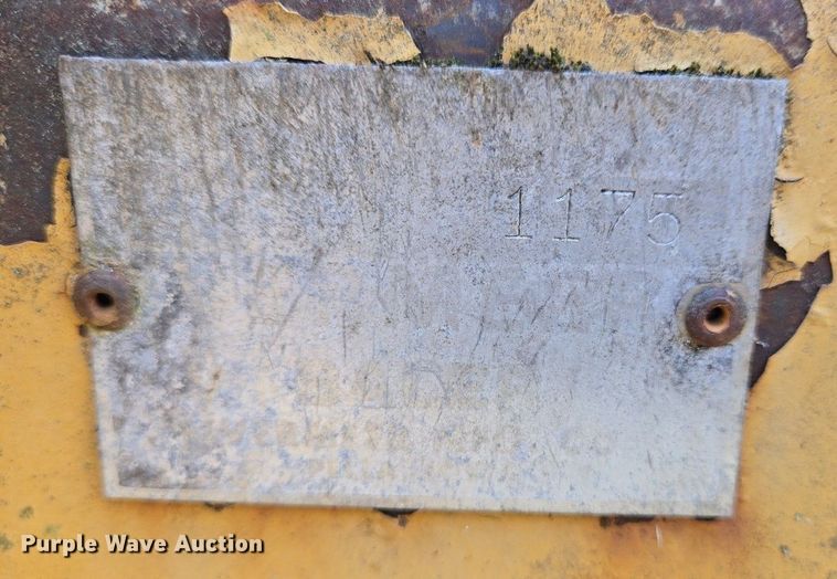 image for item EJ7417 Vermeer 605H round baler