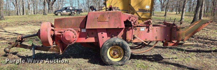 image for item EJ7418 Massey Ferguson 124 small square baler