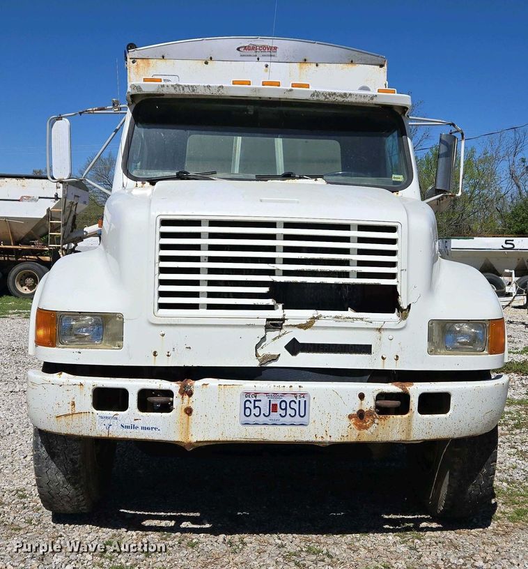 image for item EJ7459 1995 International 4900 fertilizer delivery truck