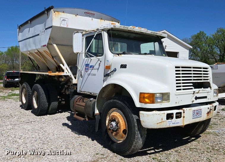 image for item EJ7459 1995 International 4900 fertilizer delivery truck